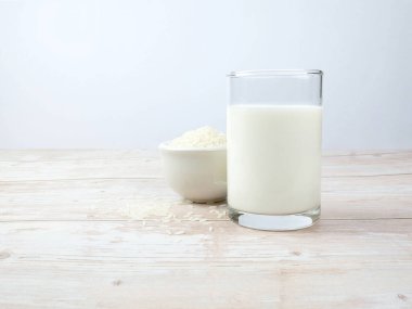 Tahta arkaplanda pirinç sütü.