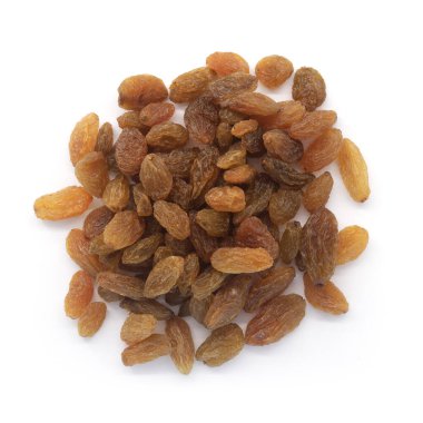 Beyaz arka planda izole edilmiş kuru üzüm yığını. Kurutulmuş çekirdeksiz üzüm. Meyveli sağlıklı beslenme. Kurutulmuş meyve sağlıklı atıştırmalık olarak.