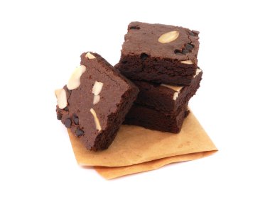 Kağıt üzerinde browniler izole edilmiş beyaz arka plan. Dilimlenmiş badem fıstıklı çikolatalı kek. Çikolatalı Brownie parçaları. seçici odak.