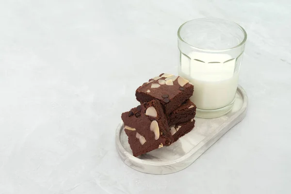 Brownies Vaso Leche Sobre Fondo Textura Piedra Brownie Chocolate Con — Foto de Stock