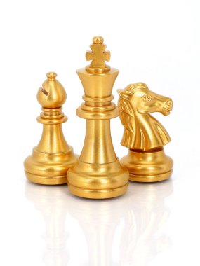 Beyaz arka planda izole edilmiş altın satranç grubu. İş stratejisi beyin fırtınası. Takım Çalışması Kavramları.