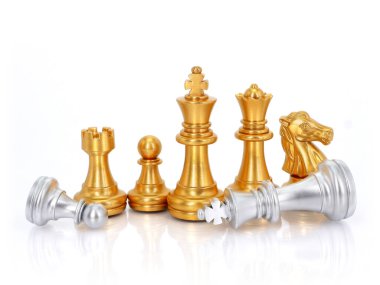 Beyaz arka planda izole edilmiş altın satranç grubu. İş stratejisi beyin fırtınası. Takım Çalışması Kavramları.