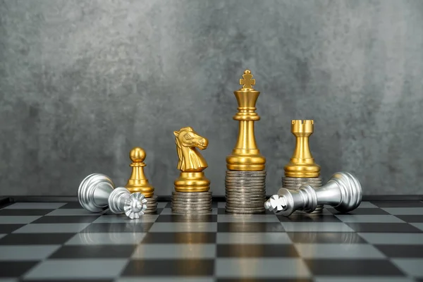 ボード上のコインの山とチェス お金の使用を計画しなさい 選択的焦点 — ストック写真