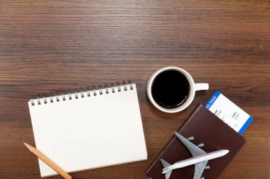 Pasaport, giriş kartı ve ahşap dokular üzerine defter. Turizm ve seyahat konsepti. Üst Manzara. Düz yatıyordu.