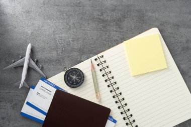 Pasaport, geçiş kartı ve taş dokusu üzerine not defteri. Turizm ve seyahat konsepti. Üst Manzara. Düz yatıyordu.