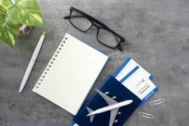 Pasaport, geçiş kartı ve taş dokusu üzerine not defteri. Turizm ve seyahat konsepti. Üst Manzara. Düz yatıyordu.