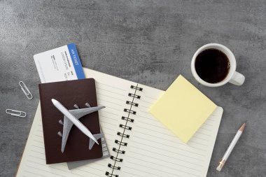 Pasaport, geçiş kartı ve taş dokusu üzerine not defteri. Turizm ve seyahat konsepti. Üst Manzara. Düz yatıyordu.