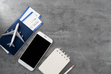 Pasaport, geçiş kartı ve arka planda akıllı telefon. Turizm ve seyahat konsepti. Üst Manzara. Düz yatıyordu.