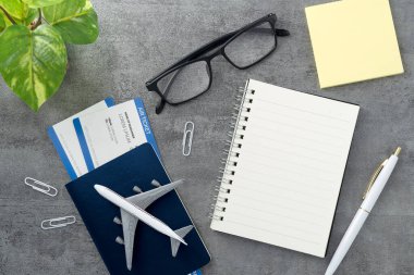 Pasaport, geçiş kartı ve taş dokusu üzerine not defteri. Turizm ve seyahat konsepti. Üst Manzara. Düz yatıyordu.