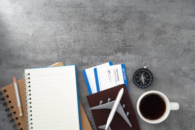 Pasaport, geçiş kartı ve taş dokusu üzerine not defteri. Turizm ve seyahat konsepti. Üst Manzara. Düz yatıyordu.