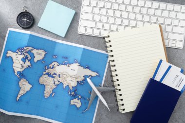 Haritalı pasaport, klavye ve ahşap desenli defter. Seyahat konsepti. Düz yatıyordu.