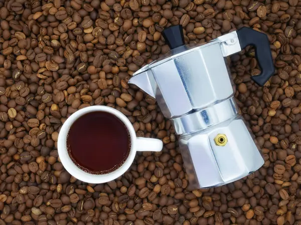Moka Pot Kávéfőző Csésze Kávébab Textúra Háttér Felülnézet — Stock Fotó