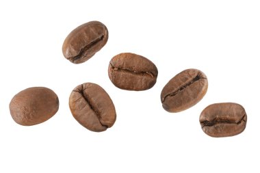 Havadaki kahve çekirdekleri beyaz arka planda izole edilmiş..