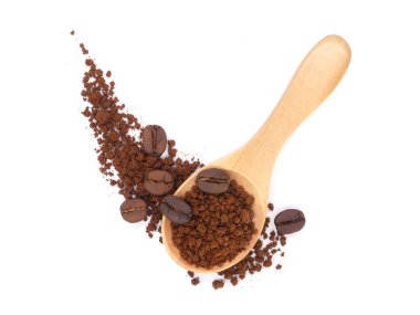 Kaşık içinde kahve tozu ve beyaz arka planda izole kahve çekirdekleri