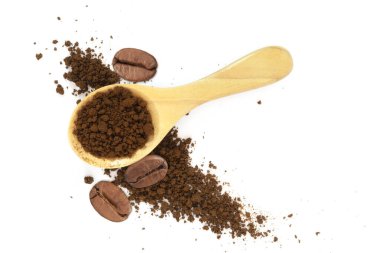 Kaşık içinde kahve tozu ve beyaz arka planda izole kahve çekirdekleri