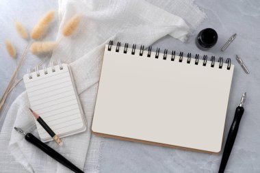 Taş desenli dipli boş bir kitap. Yazar işyeri konsepti. 