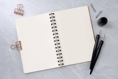 Taş desenli dipli boş bir kitap. Yazar işyeri konsepti. 