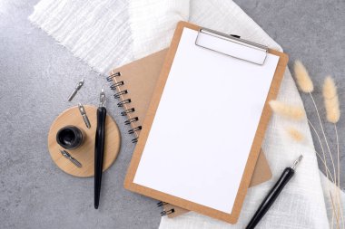 Taş desenli arka planda dalış kalemi olan boş bir pano. Yazar işyeri konsepti. 