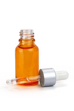 Serum yağı damlası şişesi beyaz arkaplanda izole edildi