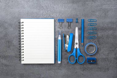 Not defteri ve mavi kırtasiye malzemesi. Çalışma masası alanı