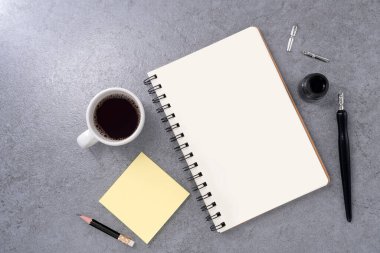 Taş desenli dipli boş bir kitap. Yazar işyeri konsepti. 