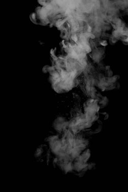 İzole edilmiş siyah arka plana beyaz mürekkep düştü. Suda çözünen soyut beyaz renk