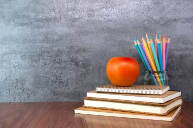 Defter ve kalem bardağı masanın üstünde. Çalışma masası alanı