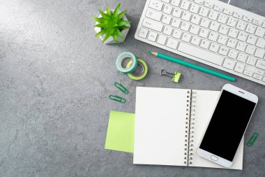 Klavye, defter ve telefon. Çalışma masası alanı