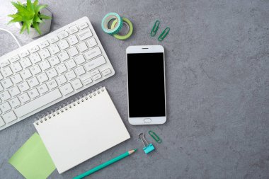 Klavye, defter ve telefon. Çalışma masası alanı
