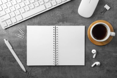 Klavye, defter ve taş desenli kahve. Çalışma masası alanı