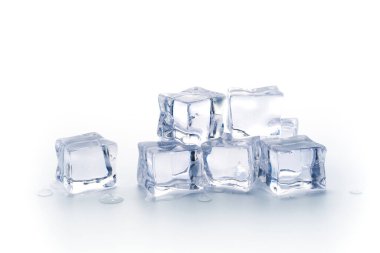 Beyaz zemin üzerinde izole buz yığını, yapay akrilik buz küpleri
