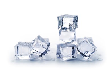 Beyaz zemin üzerinde izole buz yığını, yapay akrilik buz küpleri