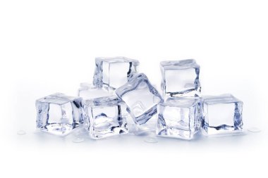 Beyaz zemin üzerinde izole buz yığını, yapay akrilik buz küpleri