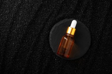 Siyah kuma şişe ve taş atmak. Model için serum şişesi