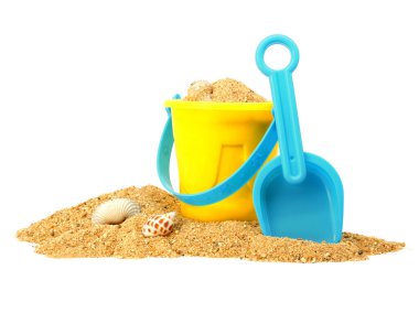 Plastik plaj oyuncakları beyaz arka planda izole edilmiş kum yığınları, yan görünüm