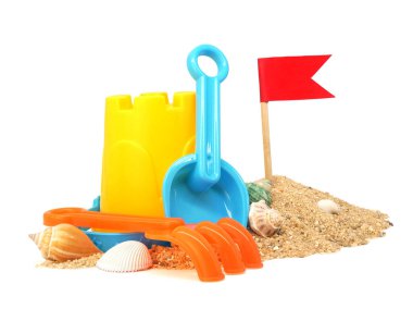 Plastik plaj oyuncakları beyaz arka planda izole edilmiş kum yığınları, yan görünüm
