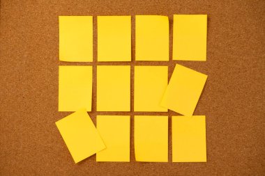 Mantar duvarda boş bir not kağıdı var. Yaşam ve iş kavramını düzenlemek için uyarı tahtası 