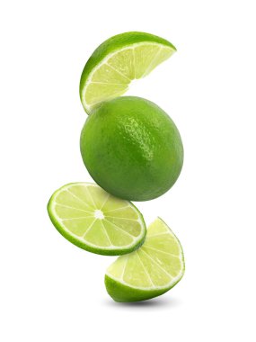 Beyaz arka planda izole edilmiş taze limon meyvesi dilimleri..