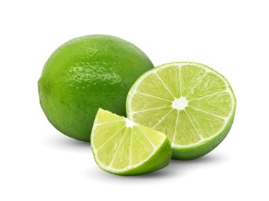 Beyaz arka planda izole edilmiş taze limon meyvesi dilimleri..