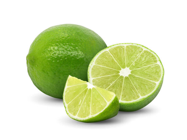 Нарезанные свежие фрукты лайма изолированы на белом фоне.
