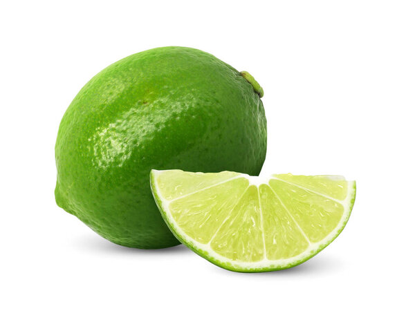 Нарезанные свежие фрукты лайма изолированы на белом фоне.