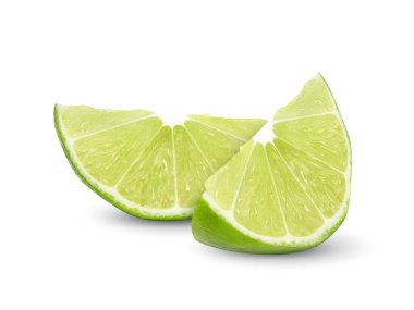 Beyaz arka planda izole edilmiş taze limon meyvesi dilimleri..