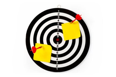 Beyaz arkaplanda izole edilmiş not kağıdı içeren dart tahtası oyunu