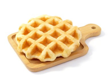 Tahta tepside yuvarlak waffle 'lar beyaz arka planda izole edilmiş.