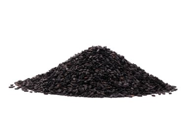Beyaz arkaplanda izole edilmiş siyah susam tohumları yığını