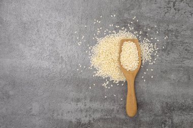 Taş desenli bir kaşıkta beyaz susam.