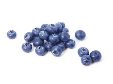 Beyaz arka plan üzerinde izole yaban mersini yığını