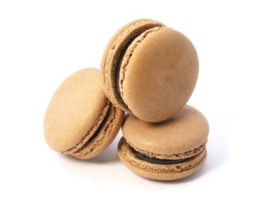 Beyaz arkaplanda izole edilmiş makarna kurabiyeleri yığını