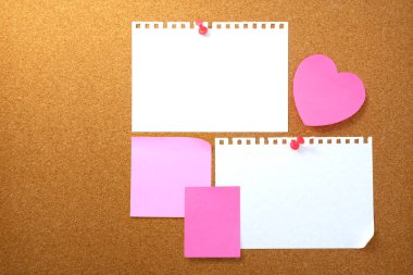 Kahverengi mantar kaplama dokusu arka planında kalp şeklinde not ve kağıt not