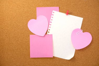 Kahverengi mantar kaplama dokusu arka planında kalp şeklinde not ve kağıt not